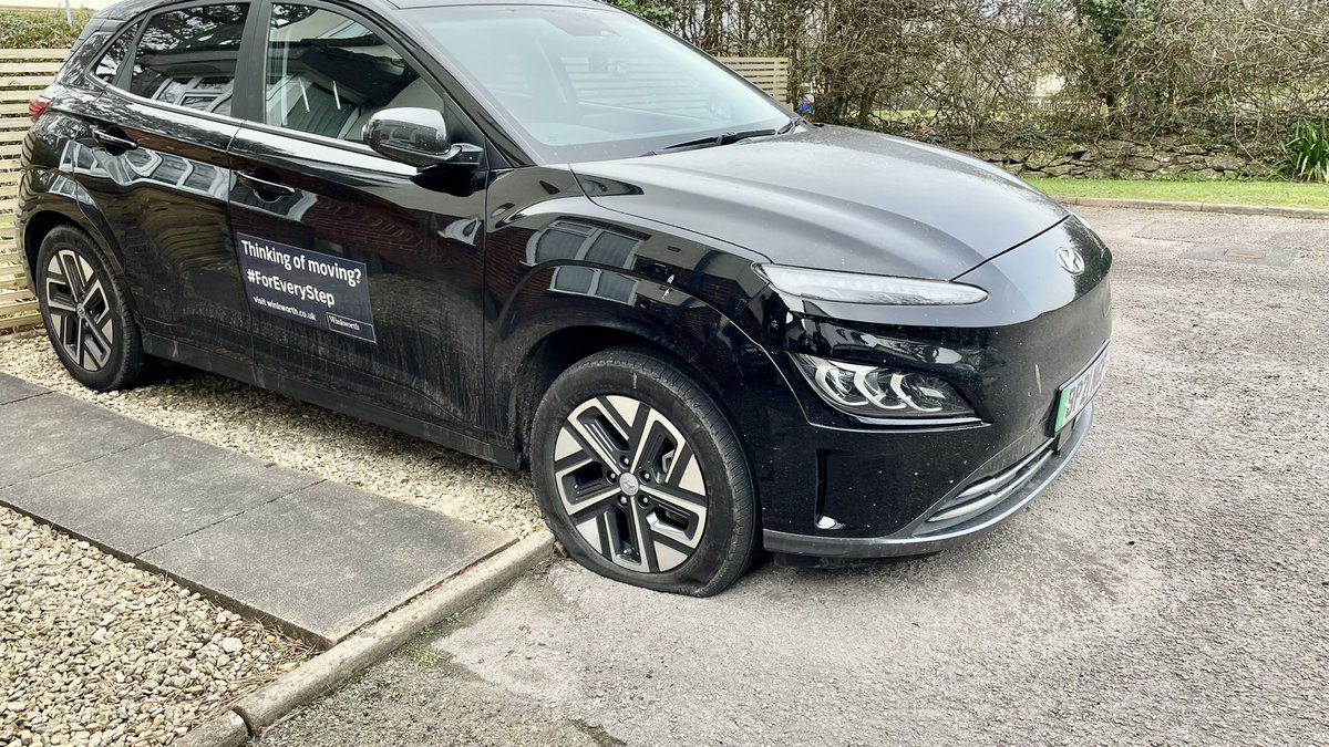 notnarb77's tweet image. Interesting start to the day. 

Puncture/flat tyre🤬
No jacking kit in the car. 🤔
Thankfully I have it all from older car care. 😎
#ModernCarProblems

Todays work appointments will be courtesy of our #VW #Camper 🚐 

Pleased I have biz cover 🤪