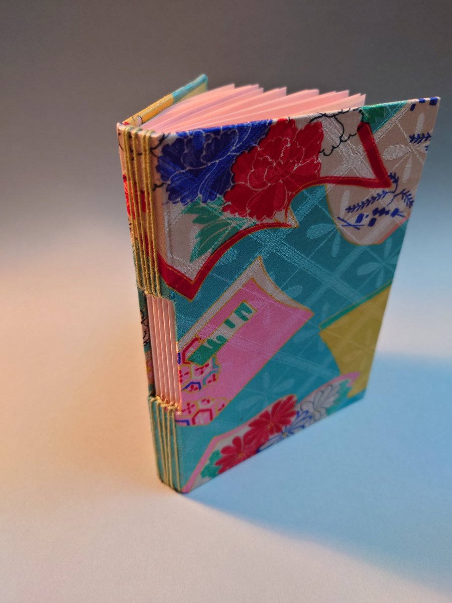 mahounomoji's tweet photo. ボタンホールステッチバインディングのサンプルです。 #buttonholestitchbinding #手製本 #豆本 #和綴じ #bookbinding #miniaturebook https://t.co/XJBCHA2y1T