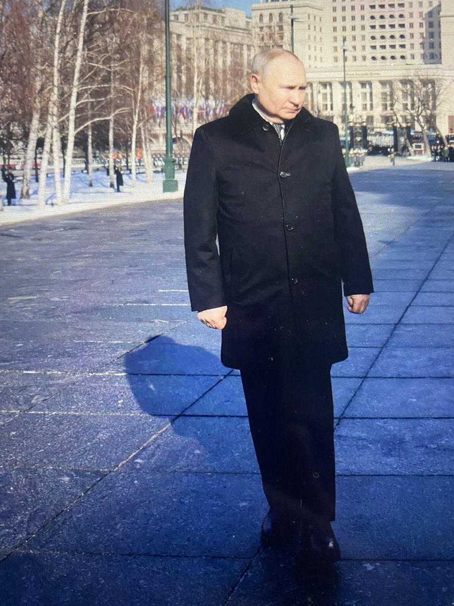 pfeido's tweet photo. Was erzählt diese Körpersprache, insbesondere die Hände? #Putin #Körpersprache https://t.co/y3lRLJ13OZ