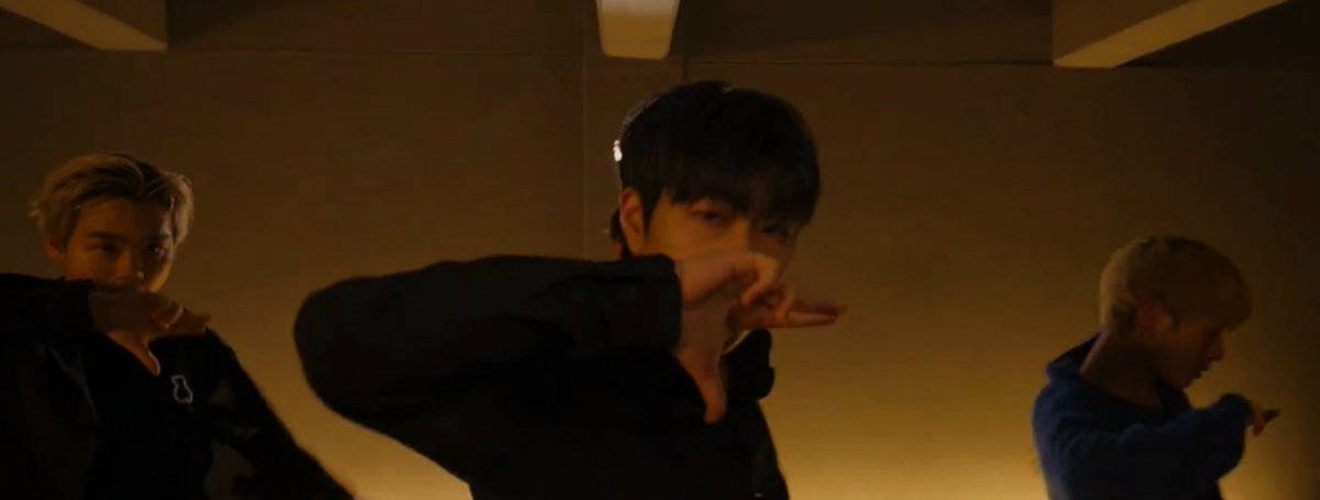 withus_fanpage's tweet photo. my screenshots don't do them justice so go watch the new @withus_official Love Shot cover 💚 https://t.co/PD4TXD1DpW