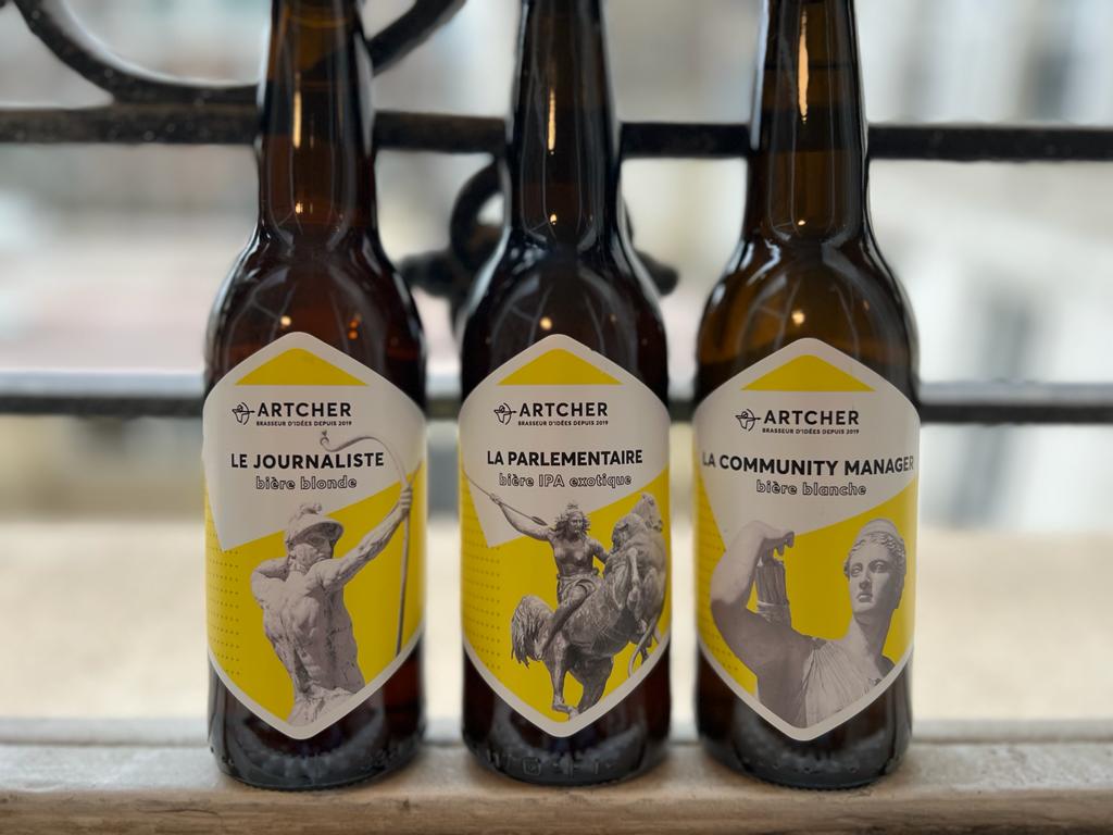 AgenceArtcher's tweet photo. Le journaliste ? Une bière ronde, subtile, comme une phrase assassine en fin d'article. 

La parlementaire ? Une bière de caractère, fruitée, à l'amertume exotique comme un amendement de dernière minute. https://t.co/glvJP6i1Ig