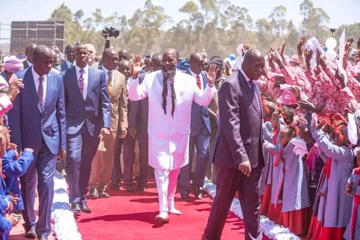 Msoo37726387's tweet photo. There is no way one can try to counterfeit this,, Even the little of babes knows who has the authority of GOD to open heaven,,,, Kenya now knows better.
#BibleWonderRevived https://t.co/KK4iNDkugw