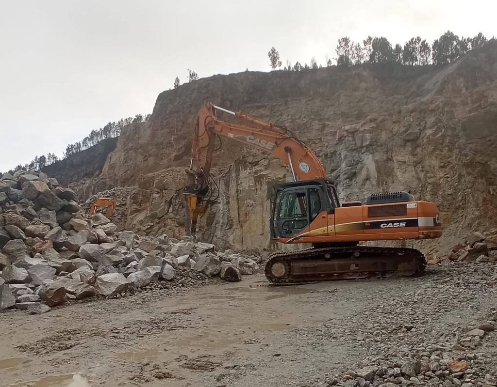 CBoqueixon's tweet photo. 👉 Vamos a por el #viernes ⚠️🦾👷🏼🚨🔝 #grupoboqueixon #construccionesboqueixon #atlas #atlascopco #case #cantera #excavadora #piedra #canteira #case350 #boqueixón https://t.co/1hCEdl7tnC https://t.co/BOAfKrRQlU