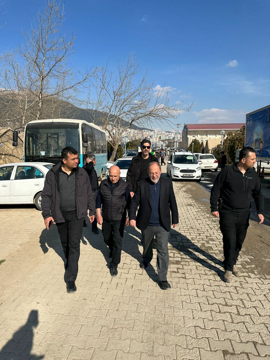 mehmetkeklik94's tweet photo. Sağlık eski Bakanımız Sn. Recep Akdağ'ın koordinesinde Kahramanmaraş ilimizde  geçici barınma amacıyla kurulan yerlerde vatandaşlarımızın duş, wc ve hijyen malzemeleri ihtiyaçlarını karşılamaya gayret ediyoruz. Devletimiz çok şükür afet bölgesinde her konuda yaraları sarıyor. https://t.co/jLAeBpDhBq