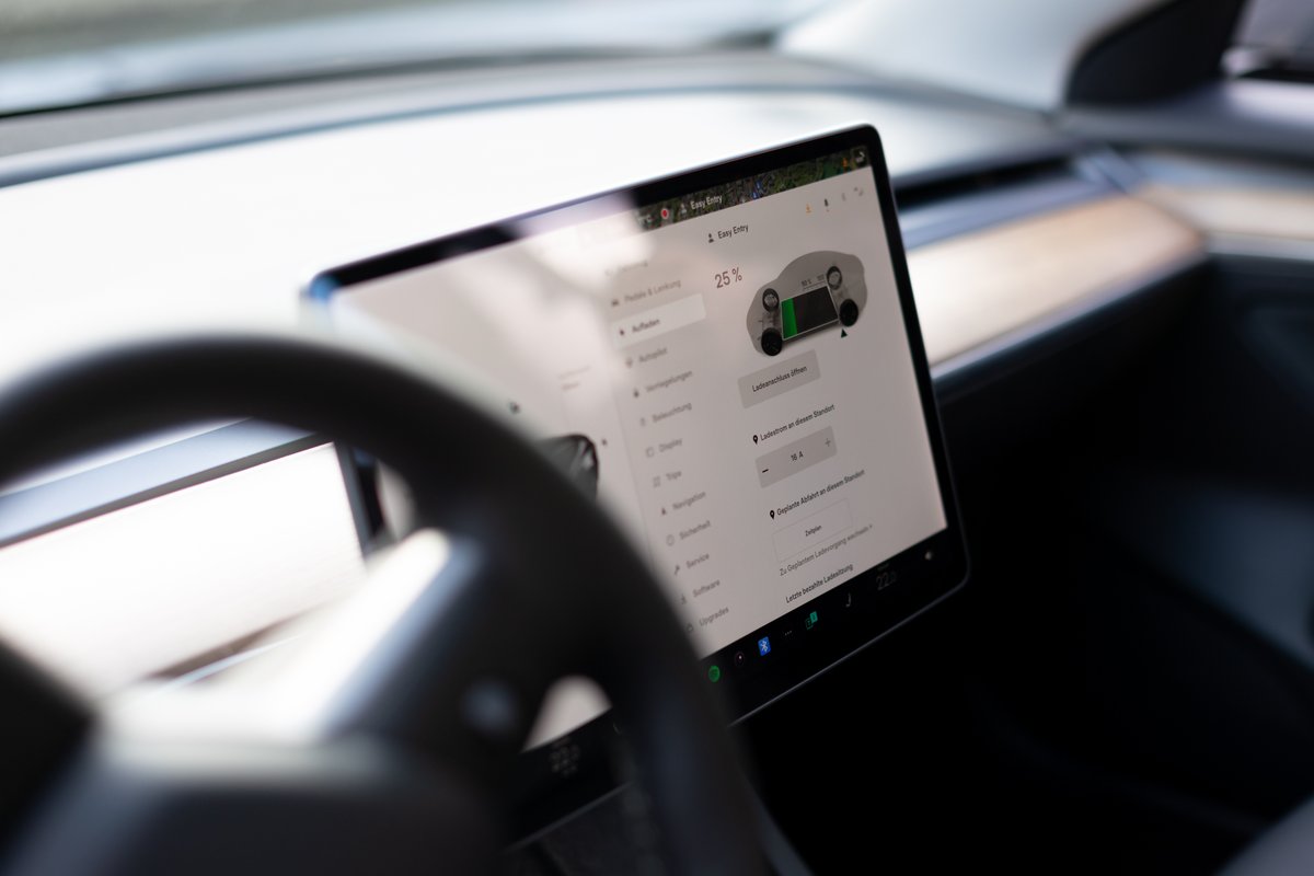 ruhrunibochum's tweet photo. Moderne Elektronik, z.B. in Autos, sollte vor #CyberAttacken geschützt sein – und zwar nicht nur vor denen von heute, sondern auch vor denen von morgen. #PostQuantenKryptografie 🧵 ^jwe https://t.co/xy88kkIWAr