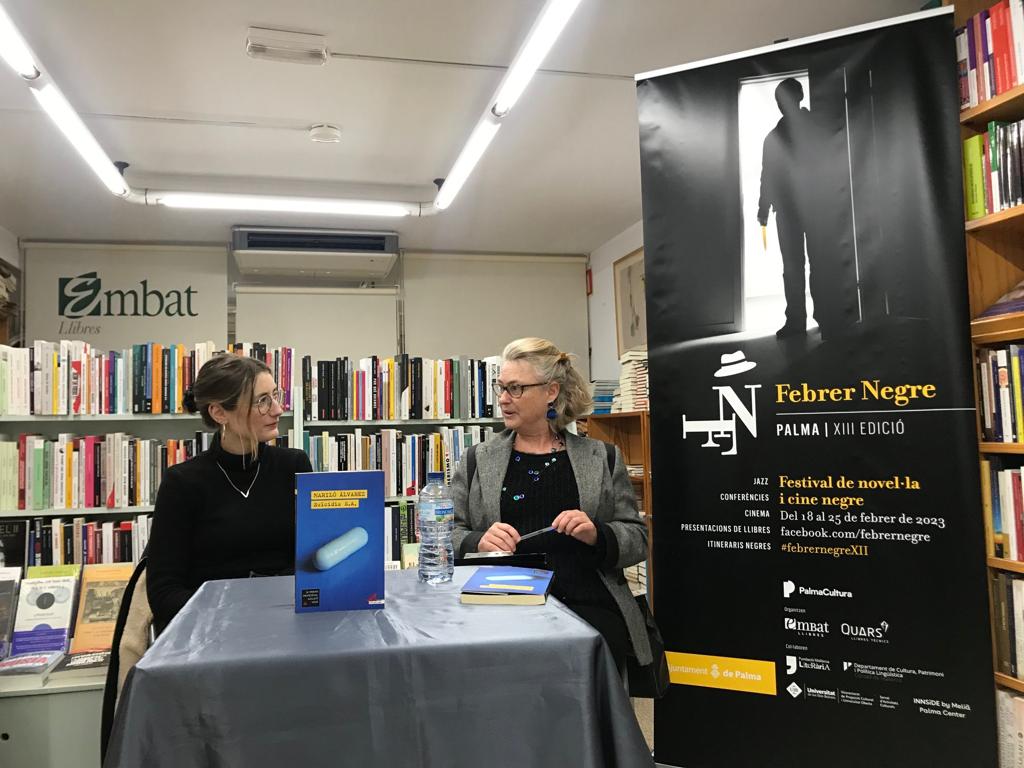 mcaliteraria's tweet photo. Entre la ciència ficció i la novel·la negra es troba 'Suïcidis S.A., de @MariloAlvarez. Va ser un plaer compartir conversa amb l'autora ahir a @embatllibres #FebrerNegre 📚🖤 https://t.co/9QPVO9By52