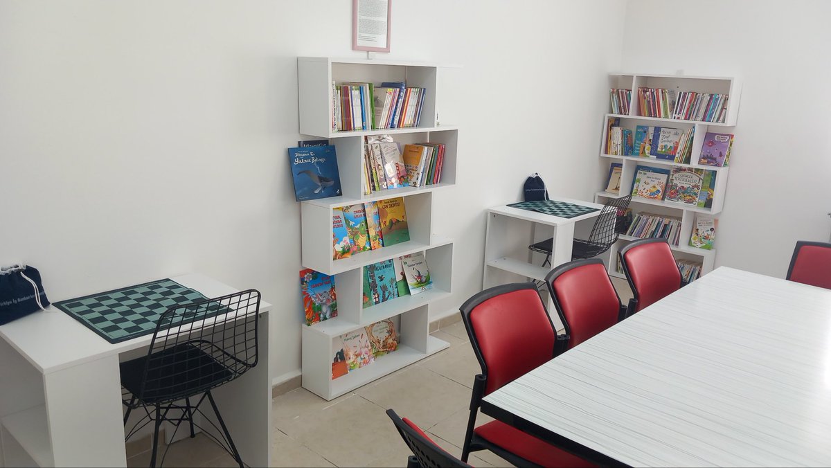 fcl_k's tweet photo. Okulumuz Sınıf Öğretmeni Eylem GÖK KOÇ ' un aracılığıyla mevcut kütüphanemizin mobilyaları yenilenmiş ve 1000 adet kitap kütüphanemize kazandırılmıştır. Öğretmenimize ve hayırseverimize teşekkür ederiz. @nesrin_kakirman @S_GuvenYILMAZ @Salim_Oguz @omrscbn @EserogluNuray https://t.co/AknVVO0yuv
