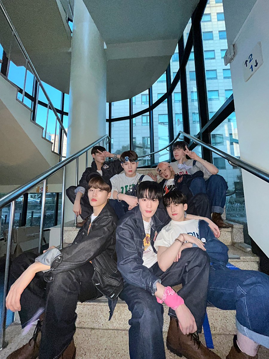 [#HAWW의_HARU]

HAWW (하우) 첫 데뷔 무대 완료🙌🏻

HAWW의 첫 데뷔 무대를  
힘찬 응원과 따듯한 마음으로 함께해주신 
팬 분들 감사드립니다🤗

앞으로도 HAWW가 힐링이 담긴 무대
많이많이 전해드릴게요❤️‍🔥  

#HAWW #하우 #HOW_R_U #How_Are_You