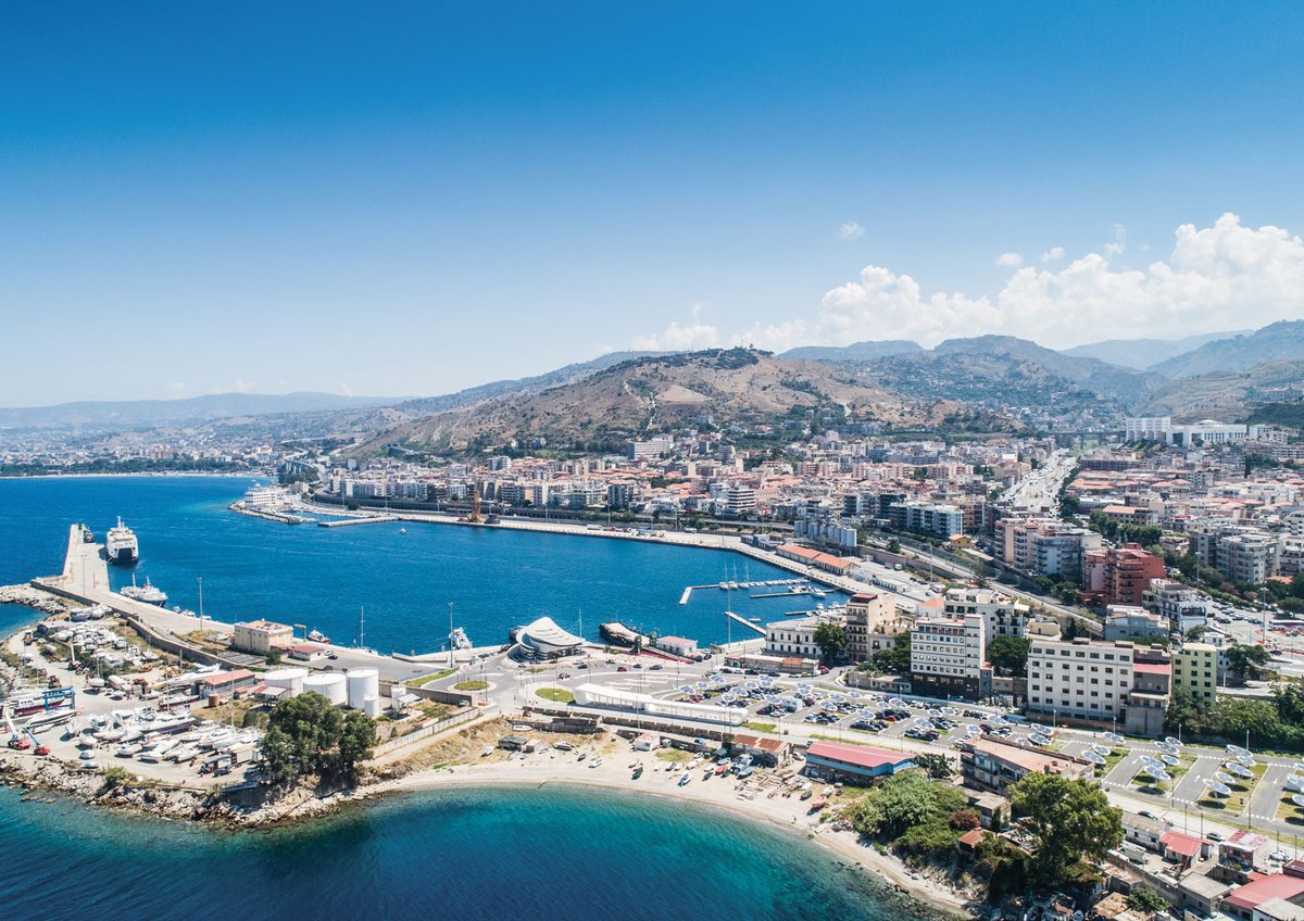 #Riqualificazione di aree, strutture e infrastrutture nel #porto di #ReggioCalabria: sessione di lavori con l’Autorità di Sistema Portuale dello Stretto
Un progetto di <a href="/alfonsofemia/">Alfonso Femia</a> / Atelier(s) Alfonso Femia con Artuso Architetti Associati e Michelangelo Pugliese

#AF517