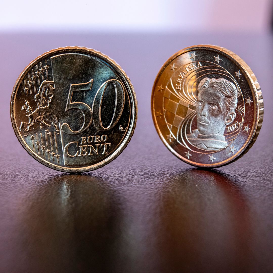 Autentičnost eurokovanice utvrđuje se provjerom dizajna na zajedničkoj i nacionalnoj strani te izgled oboda kovanice.
#Euro #Euronasnovac #EuroRH #Eurozone 
<a href="/HNB_HR/">Hrvatska narodna banka</a> <a href="/VladaRH/">Vlada Republike Hrvatske</a>