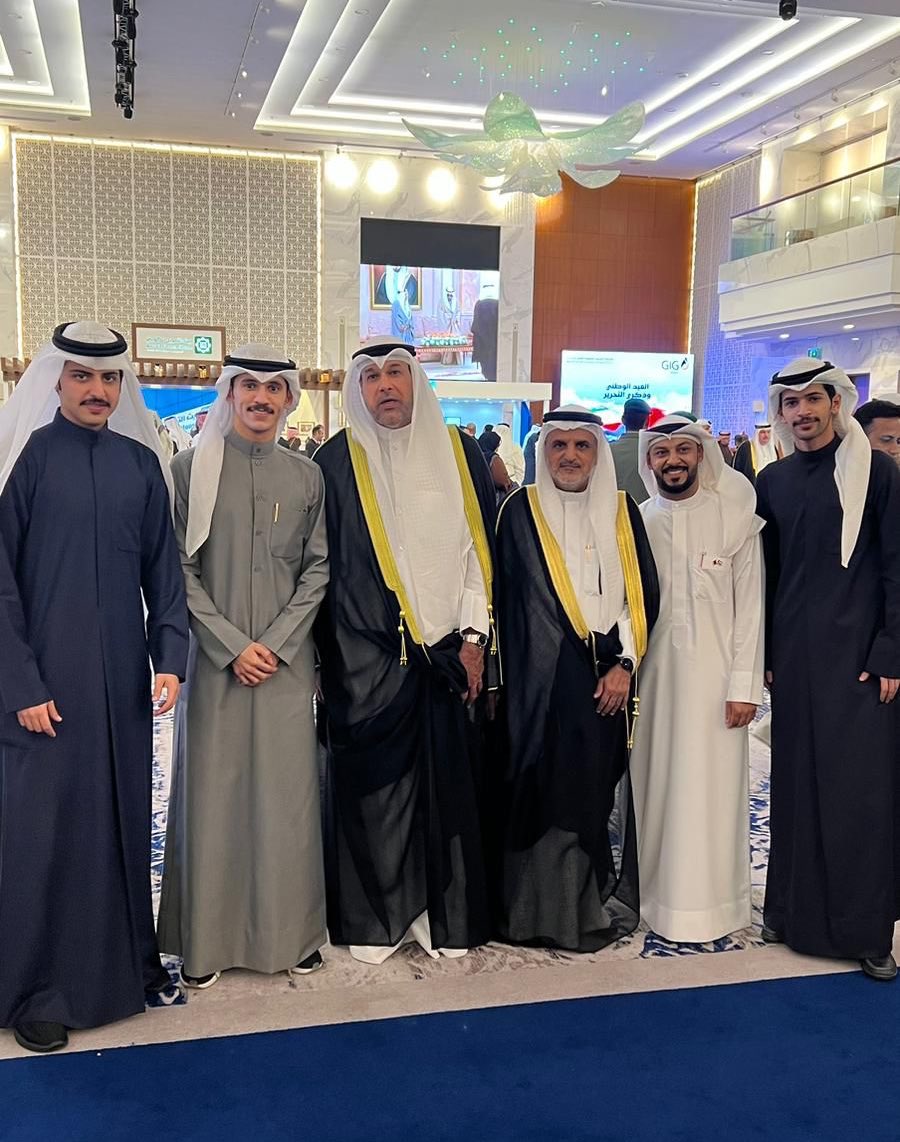 kco_bh's tweet photo. صور تجمع سعادة سفير دولة الكويت لدى مملكة البحرين الشيخ ثامر جابر الأحمد الصباح و رئيس المكتب الثقافي أ.د.محمد الدغيم واعضاء المكتب بالطلبة الدارسين في مملكة البحرين في حفل استقبال العيد الوطني ٦٢ و يوم التحرير ٣٢ #البحرين #الكويت #جخع https://t.co/ACaW8yV8TP
