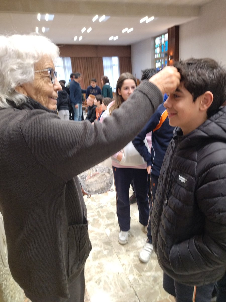 franciscanasOU's tweet photo. #coresma
Imposición da cinza en @franciscanasOU https://t.co/mA4oOUZ0q0