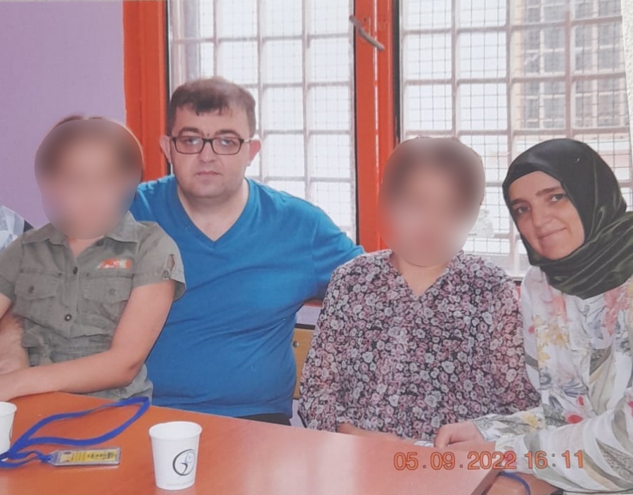 sevincozarslan's tweet photo. TUTUKLU DOKTOR Sedat Elbistan'ın eşi: 

"Kandıra Cezaevi Kurulu, infazını bitirdiği halde eşimi tahliye etmiyor. Bu hukuksuzluğun duyulmasını istiyorum. Zihinsel engelli iki kızım var. Büyük kızım % 93 engelli. Eşim şeker hastası. Savcılığa durumu anlatmamıza rağmen dinlemediler. https://t.co/BtQncBPA9y