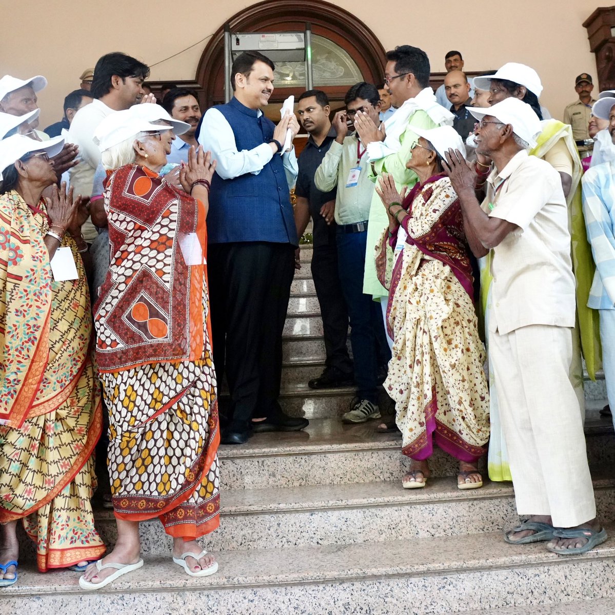 Dev_Fadnavis's tweet photo. मुंबादेवी, ताज हॉटेल, सिद्धिविनायकाचे दर्शन झाले. समुद्र पाहिला.... एकेक करीत प्रत्येक जण आपले अनुभव कथन करीत होते. त्यांच्या चेहऱ्यावरचा आनंद मला अधिक काळ काम करण्याची ऊर्जा देत राहील.
हा उपक्रम आयोजित करणारे महेश पवार आणि संपूर्ण टीमचे मनापासून अभिनंदन! https://t.co/GmgovF3VBN