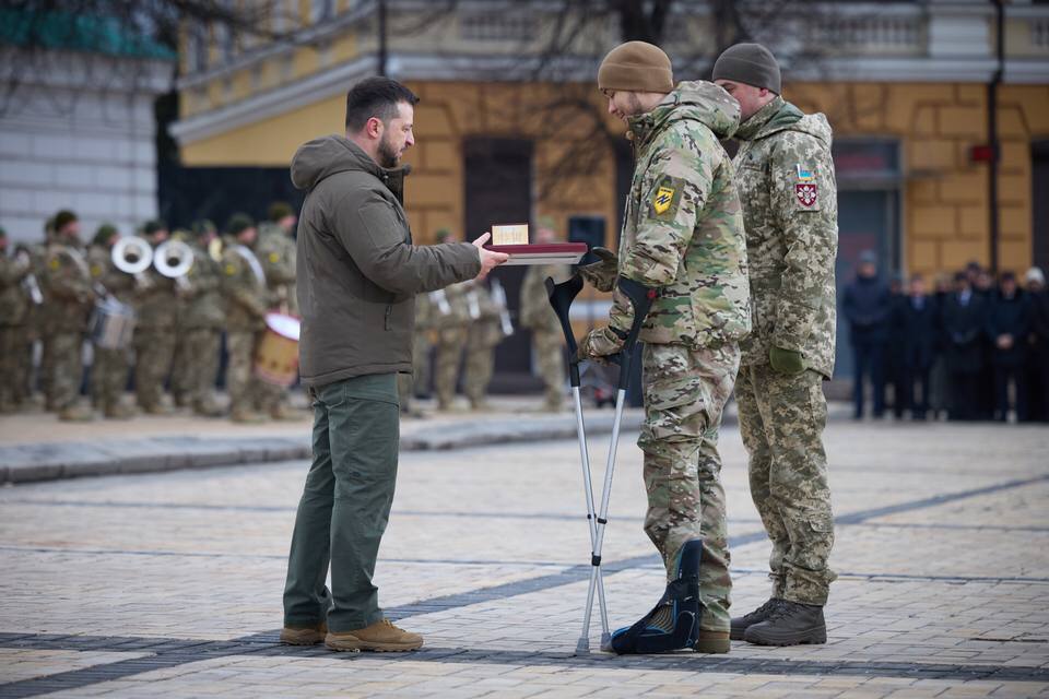 kardinal691's tweet photo. On the anniversary of #1Russia's full-scale invasion, #Volodymyr_Zelensky delivered a speech to the military on #St_Sophia_Square in #Kyiv. He presented awards to the defenders, some of them posthumously, as well as battle flags. https://t.co/7bjtWTv5wL