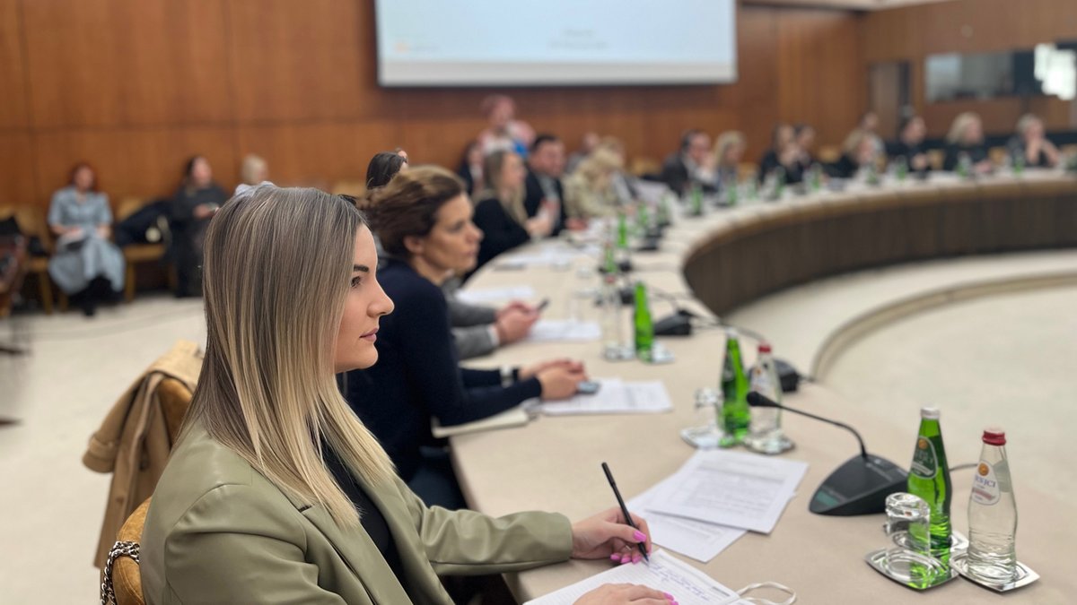CentarOnline's tweet photo. Država 🇷🇸 je prihvatila 🇪🇺 "Garancije za mlade" kao obavezu, neophodno je raditi na njihovoj punoj implementaciji - dijalog o politikama u oblasti obrazovanja #Srbija #EU #mladi #obrazovanje #reforme #EUintegracije #YouthGuarantee #javnePolitike https://t.co/1akKkgjY2x