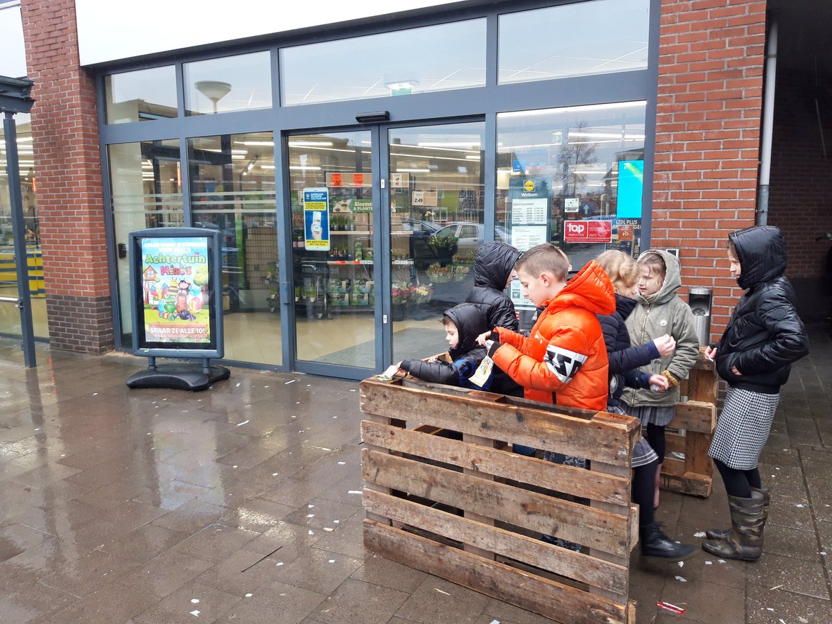 #ophokplicht Lidl in <a href="/GemeenteErmelo/">Gemeente Ermelo</a> lost overlast van kinderen die stickers voor knuffels vragen, creatief op... <a href="/LidlNederland/">Lidl Nederland</a>