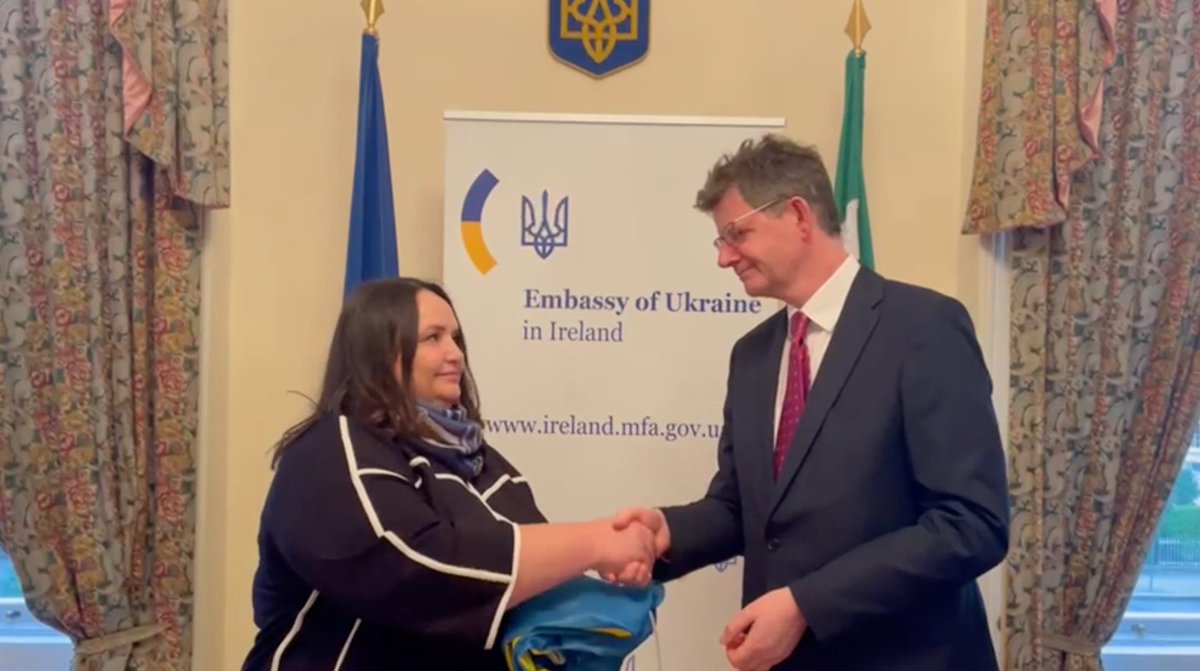 BritEmbDublin's tweet photo. The British Embassy has flown the Ukrainian flag since the beginning of the war. @PJohnstonFCDO visited @UKRinIRL to present a Ukrainian flag symbolising our continued support and solidarity with Ukraine as we mark 1 year since Russia's illegal war in Ukraine #StandWithUkraine 🇺🇦 https://t.co/M4XkT0XixY