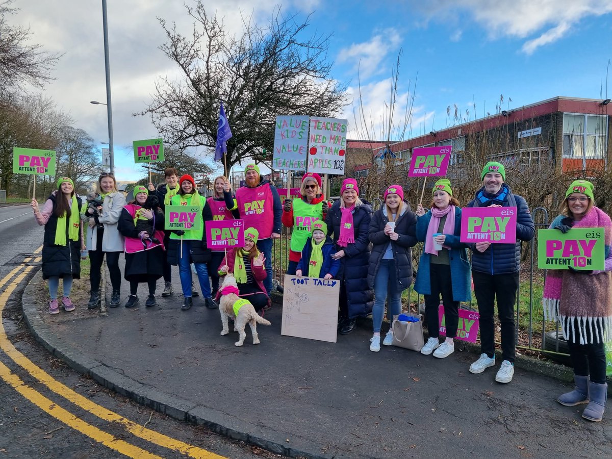 EISUnion's tweet photo. A strong turnout at Clober Primary School as members receive strong support from the public. #EISStrike #PayAttention https://t.co/QWYnc7DBmt