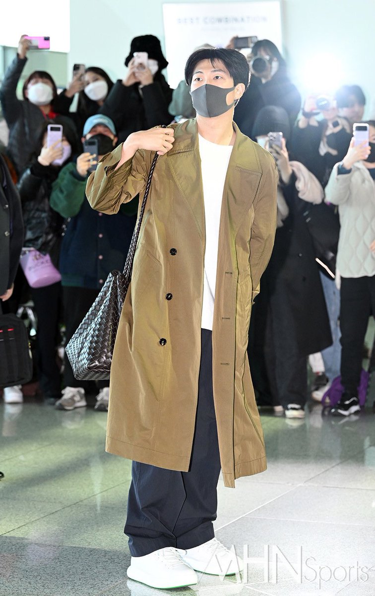 italianarmyfam_'s tweet photo. 📌 Chiediamo un secondo della vostra attenzione, mentre ci prepariamo all’arrivo di Namjoon in Italia! Ci sono un paio di regole da seguire per assicurarsi che vada tutto al meglio:

- NON seguitelo/stalkeratelo in privato!
- EVITATE di scoprire location di eventi PRIVATI che + https://t.co/Ju6KAfiXd2