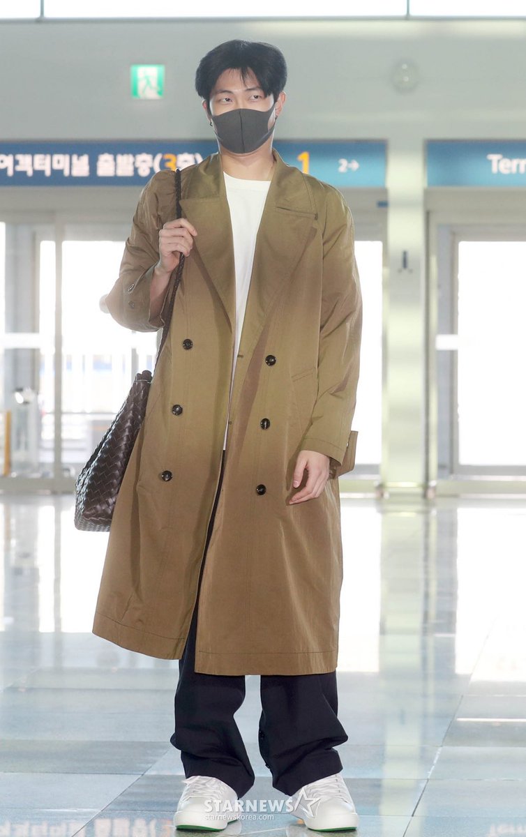 italianarmyfam_'s tweet photo. 📌 Chiediamo un secondo della vostra attenzione, mentre ci prepariamo all’arrivo di Namjoon in Italia! Ci sono un paio di regole da seguire per assicurarsi che vada tutto al meglio:

- NON seguitelo/stalkeratelo in privato!
- EVITATE di scoprire location di eventi PRIVATI che + https://t.co/Ju6KAfiXd2