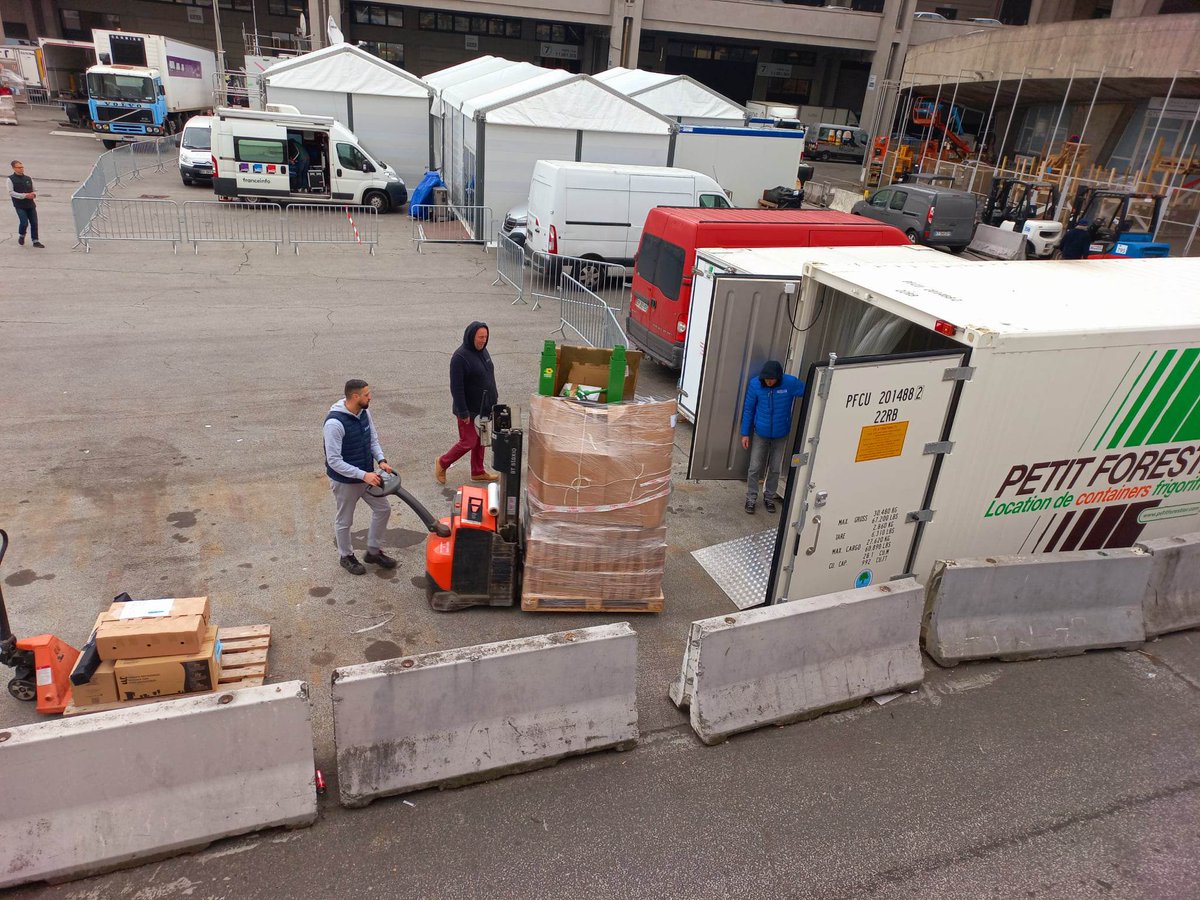 AlpesProvence04's tweet photo. ➡️Livraison en cours sur le stand des #alpesdehauteprovence pour le @Salondelagri !
#irresistiblealpesdehauteprovence 
Encore une grosse journée de préparatifs pour les équipes 💪 afin de vous accueillir demain pavillon 7.1 au cœur de l'espace @MaRegionSud - Stand H067 https://t.co/Z3XDZNIivj