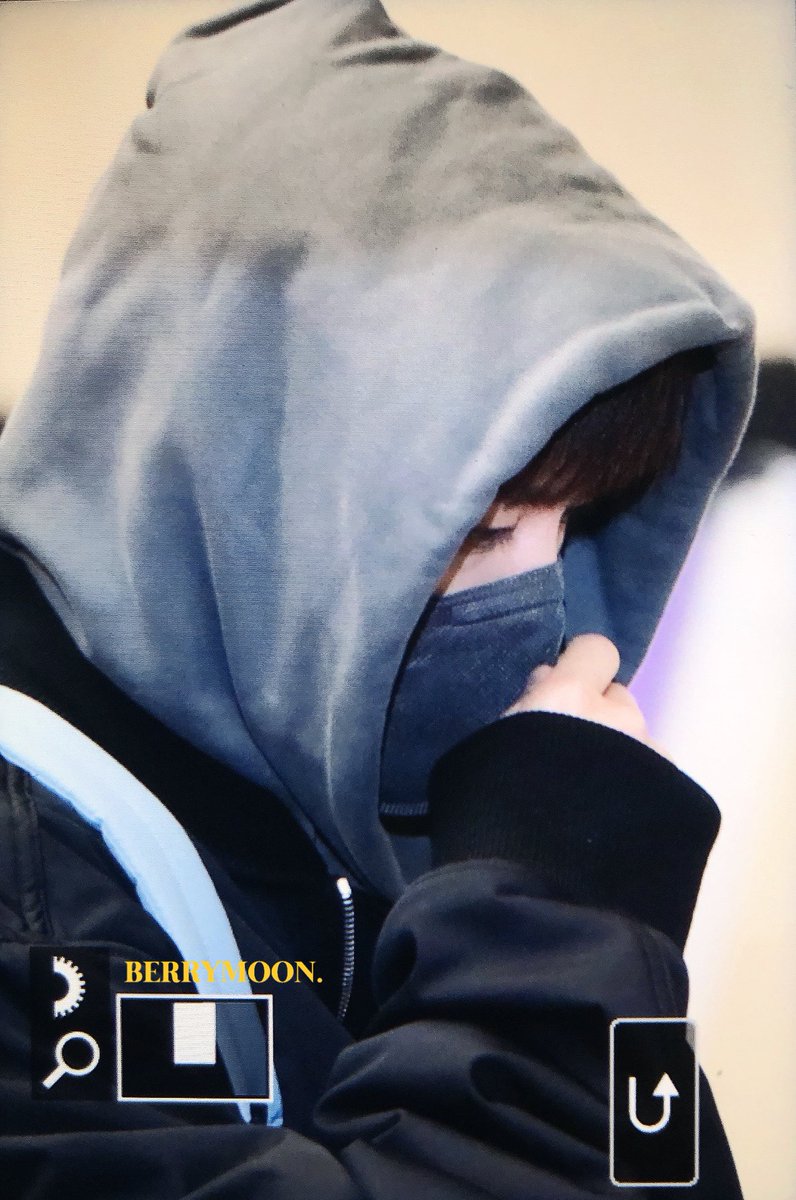 BerryMoon614's tweet photo. 230224 김포공항 출국
속눈썹 짱 예쁘다
#태일 #TAEIL #NCT127 https://t.co/Y0Qg1r9euz