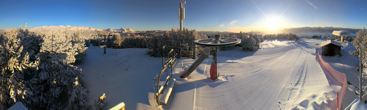 Dame nature a été généreuse, hier et cette nuit, on vous laisse admirer le magnifique panorama du Haut du Roc de la Calme ❄️
Au programme, #neige fraiche, glisse et bonne humeur 😎 ⛷