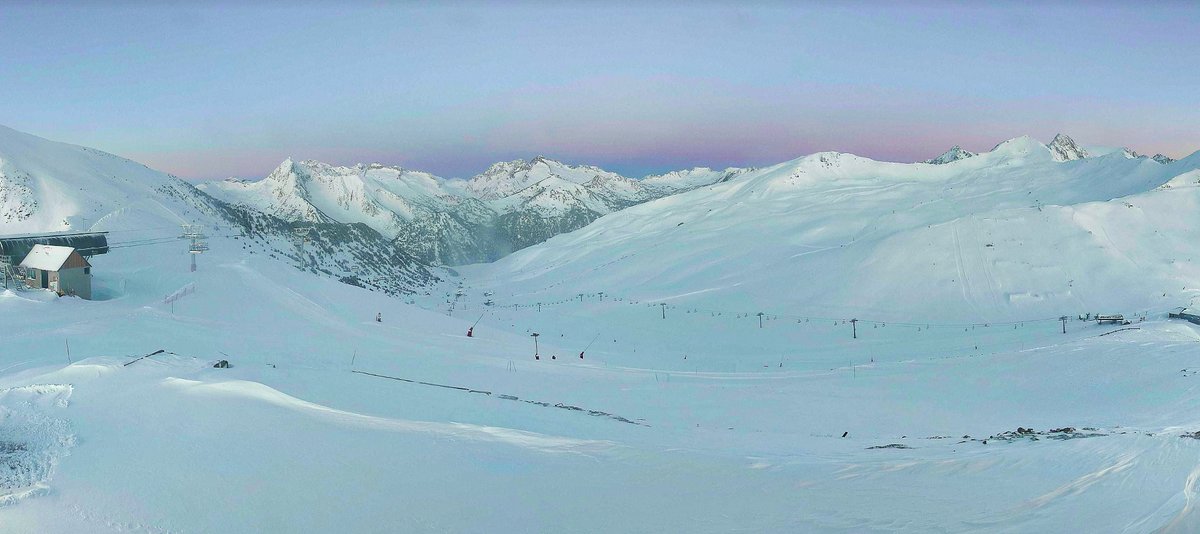 Impossible de ne pas partager ce magnifique panorama de ce matin, du haut de Tourette🤩
❄ 25cm de #neige fraiche tombée hier et cette nuit 🥰

Rendez-vous sur les pistes 😎