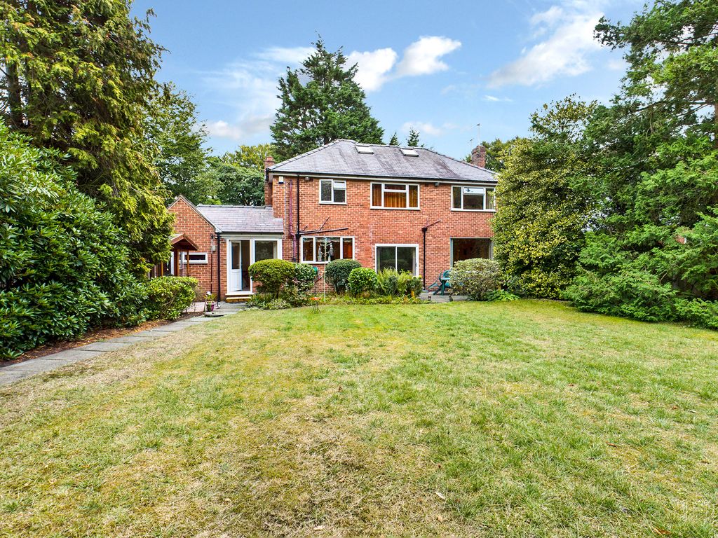 EweMoveFormby's tweet photo. This four-bed, detached house has just come onto the market in #Formby. In need of updating, it offers an ideal development opportunity with a fantastic garden that is a real haven for wildlife.😀

Contact EweMove 24/7 to arrange a viewing. 

https://t.co/ZiuK7Yloof https://t.co/oq3FhVNYUL