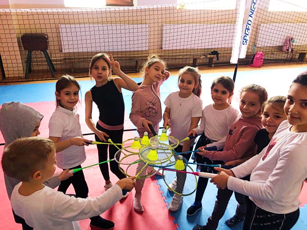 Project__Ruth's tweet image. Through our partnership with @UWRomania, more than 800 students will increase their abilities to be their healthiest selves and 300 will participate in diverse sport trainings. We started this week with Badminton classes for elementary girls in a village outside of Bucharest!