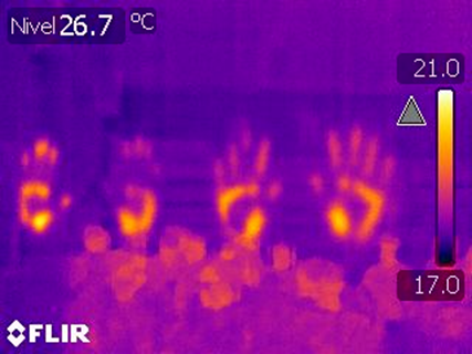 DeTermotecnia's tweet photo. Esta termografía está hecha a una pizarra:
Lo que se distingue son las zonas que se han calentado al colocar las manos encima, y también puede verse el reflejo de los alumnos que están atendiendo la clase. https://t.co/dsGv1hZWtS