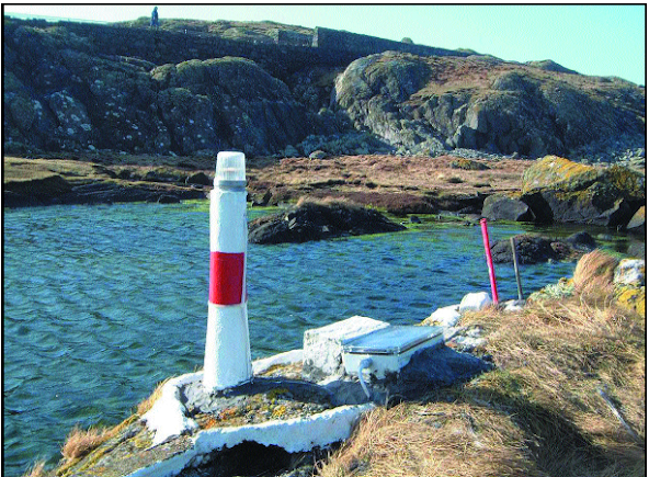 Learn about possibly the world's smallest operational lighthouse (it's in Ireland) here from the fascinating Pete's Irish Lighthouses blog:

irishlighthouses.blogspot.com/2023/02/tern-i…

(Photo from Beam 32, the Journal of the Irish Lighthouse Service.)