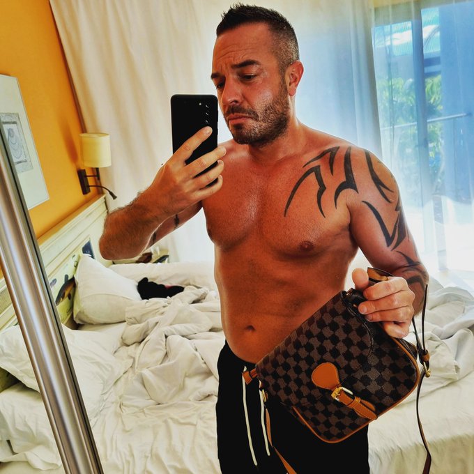 Mein Urlaubsziel? Braun werden wie ne Louis Vuitton Tasche😅😎  #louisvuitton #handtasche #braum #m&auml;nnermode<a href="/tag/louisvuitton"class="tags"><span>#louisvuitton</span></a><a href="/tag/bistebraunkriegstefraun"class="tags"><span>#bistebraunkriegstefraun</span></a><a href="/tag/germanmen"class="tags"><span>#germanmen</span></a>