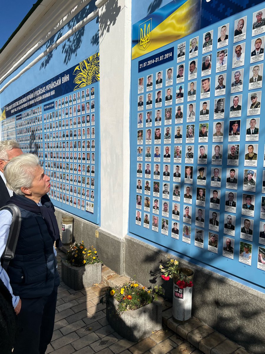 1/4 Heute jährt sich der Angriff Russlands auf die #Ukraine. Zivilisten werden ermordet, Frauen vergewaltigt, Kinder verschleppt. 14 Millionen Menschen mussten ihre Heimat verlassen.