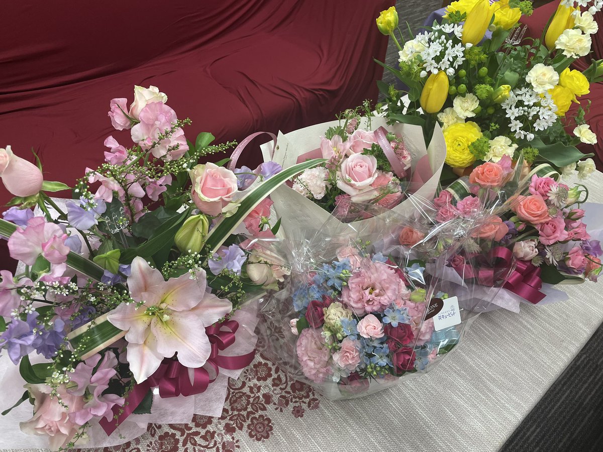 ishii_ishin's tweet photo. 2月25日は議員の誕生日。事務所にはお祝いの花がたくさん届きました。一部だけ写真でお見せします。本当に本当にありがとうございます。これからも皆さんに支えらながら邁進して参ります。
#花言葉
#誕生日 
#日本維新の会 https://t.co/jRzIm4PfKI