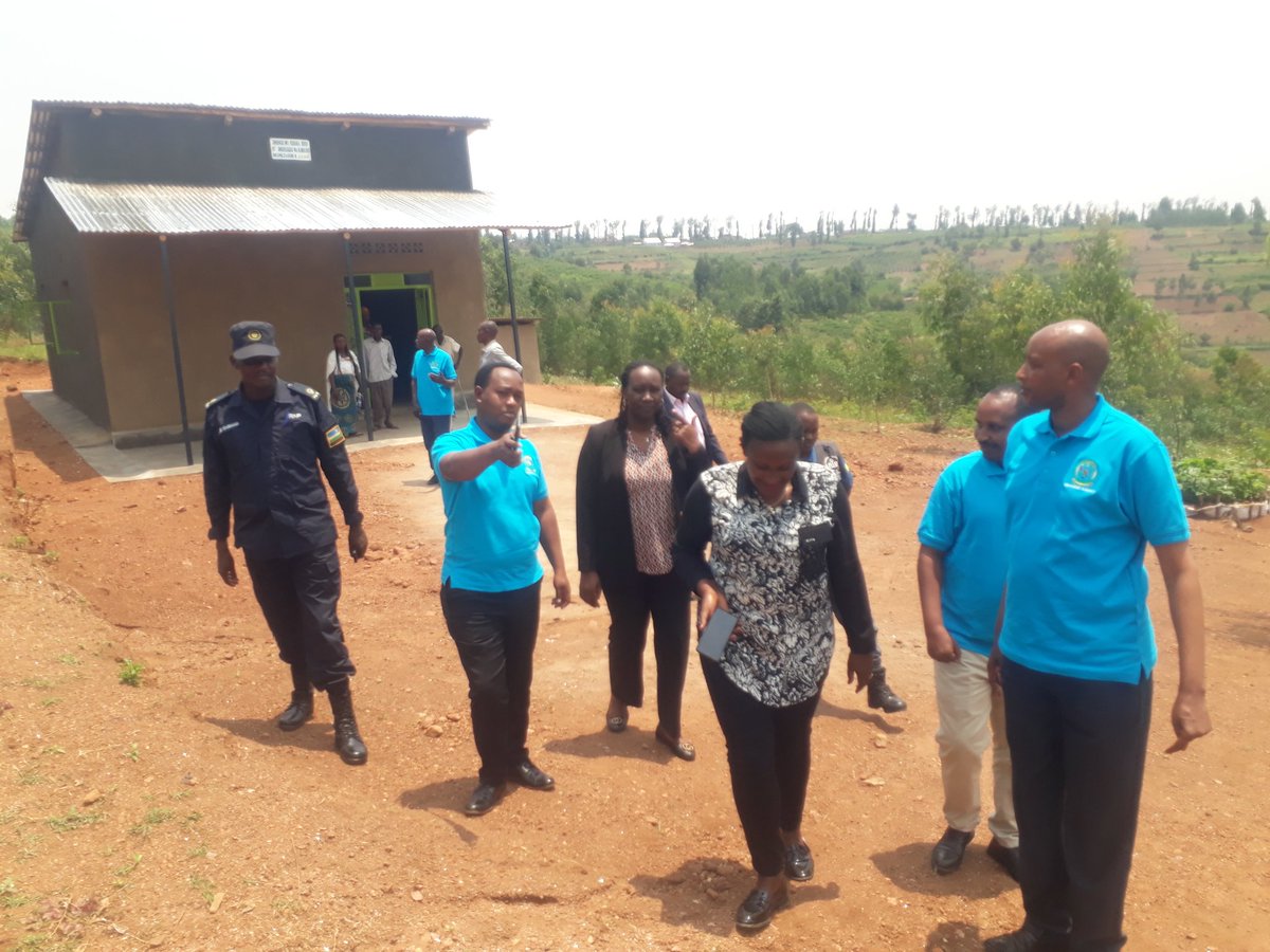 Kamonyi's tweet photo. Guverineri @RwandaSouth Mme Kayitesi Alice ari kumwe na Mme Uwacu Julienne Umuyobozi Mukuru muri @Unity_MemoryRw Ushinzwe gahunda y'ubudaheranwa,basuye ibikorwa byagezweho n'Urugerero rw'Inkomezabigwi icyiciro cya X; ikibuga cy'umupira n'Ibiro by'Umudugudu #Kansoro Akagari #Mbati https://t.co/JQNFmVYNAI