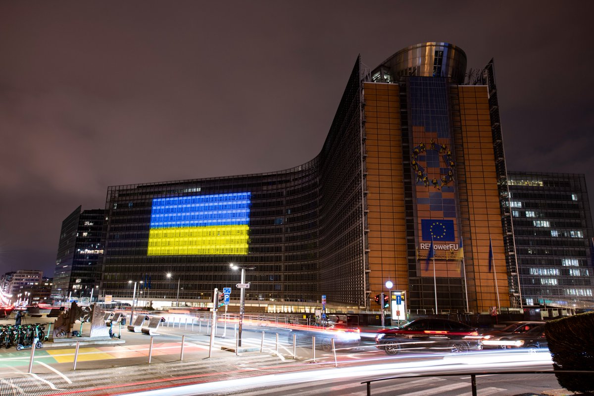 Comissão Europeia em Portugal (@ce_ptrep) on Twitter photo Há um ano, o mundo, como o conhecemos, mudou. A Rússia invadiu a Ucrânia, violando os valores democráticos e a paz.
As cores da bandeira ucraniana brilharam nas instalações da <a href="/EU_Commission/">European Commission</a>. Mais do que nunca, estamos ao lado de todos os ucranianos.
#StandWithUkraine Há um ano, o mundo, como o conhecemos, mudou. A Rússia invadiu a Ucrânia, violando os valores democráticos e a paz.
As cores da bandeira ucraniana brilharam nas instalações da <a href="/EU_Commission/">European Commission</a>. Mais do que nunca, estamos ao lado de todos os ucranianos.
#StandWithUkraine
