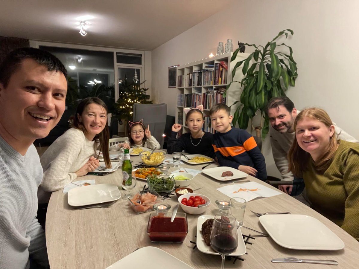 In heel Nederland staan we vandaag stil bij 1 jaar oorlog in #Oekraine Een jaar waar wij honderden matches hebben mogen maken tussen Oekrainse vluchtelingen en Nederlandse gezinnen. Dankjewel lieve eetadressen, dat jullie dit mogelijk hebben gemaakt #dankbaar #sameneten #Oekraine