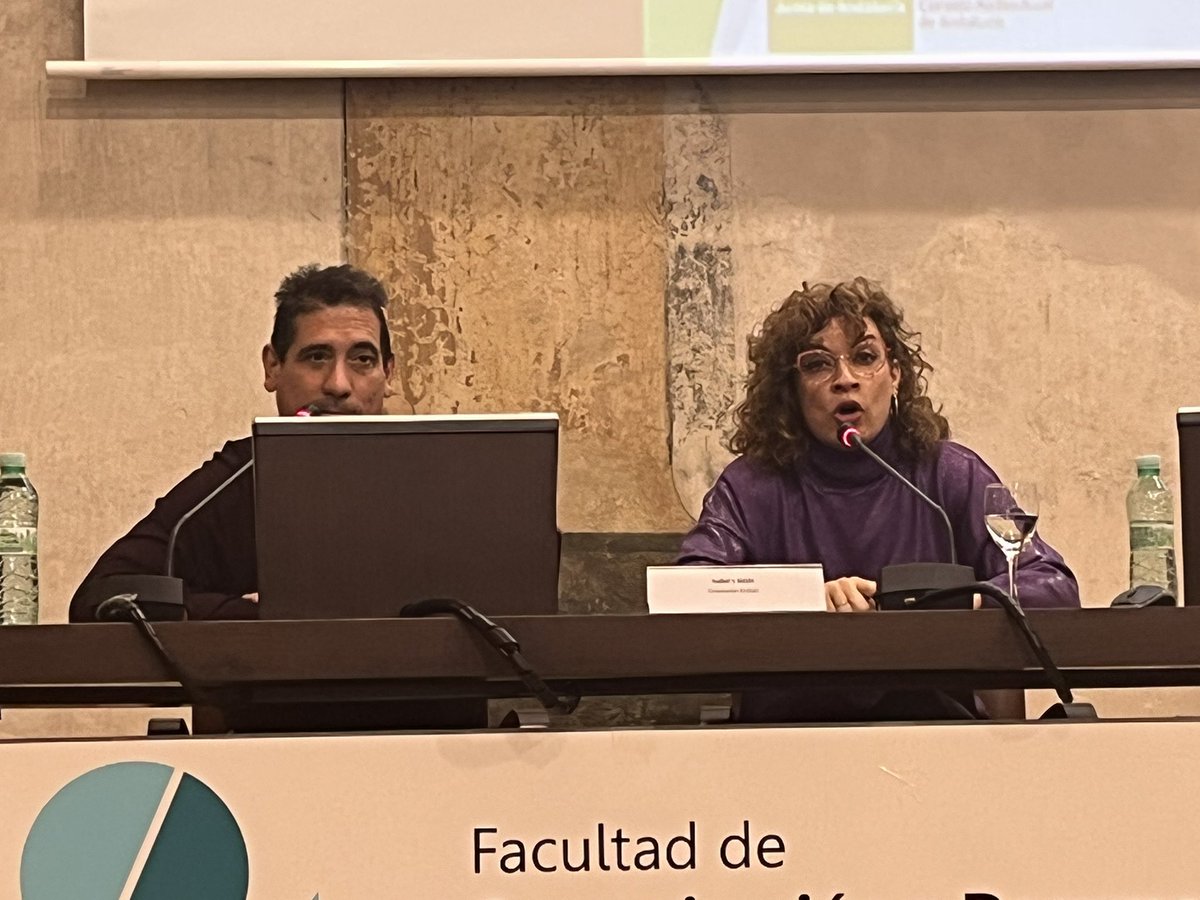 juanangeljodar's tweet photo. Excelente Mesa Redonda en el FORO ANDALUCIA INFLUYE en la Facultad de Comunicaciont y Documentación de la Universidad de Granada, con los influencers andaluces @Azul_Mistico @elprofeinquieto @GutierrezRojasL @orientandujar https://t.co/WXRzr3IxPP