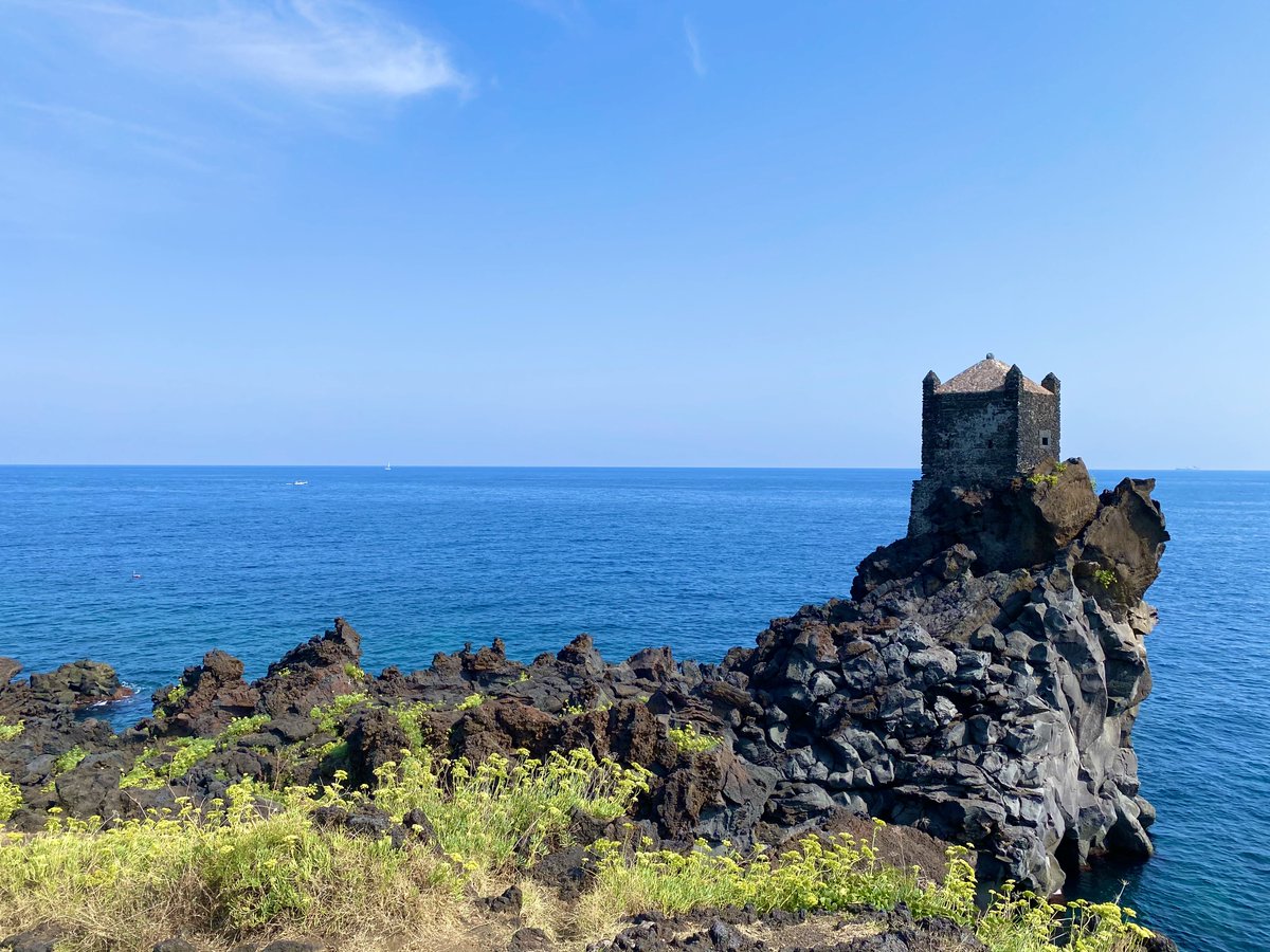 📢It's a BLUEtiful day here on #FlashbackFridayz. Yep, we’re tweeting all things #Blue! Let's see what you've got! 🎉Tag friends ⤵️Reply in the thread #⃣Use the hashtag 🎯Tag & retweet hosts @TravelBugsWorld @Adventuringgal @Jenny_travels @travelingmkter 📷Blue waters of Sicily