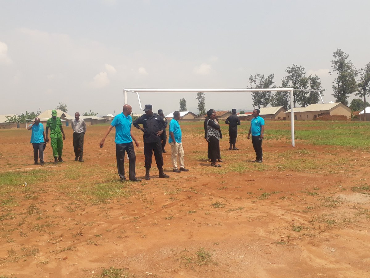Kamonyi's tweet photo. Guverineri @RwandaSouth Mme Kayitesi Alice ari kumwe na Mme Uwacu Julienne Umuyobozi Mukuru muri @Unity_MemoryRw Ushinzwe gahunda y'ubudaheranwa,basuye ibikorwa byagezweho n'Urugerero rw'Inkomezabigwi icyiciro cya X; ikibuga cy'umupira n'Ibiro by'Umudugudu #Kansoro Akagari #Mbati https://t.co/JQNFmVYNAI