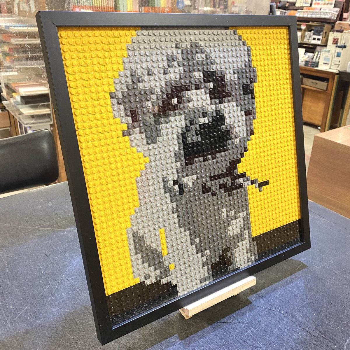 Tools_yokohama's tweet image. 【FRAME STYLE 】
先日、珍しい作品の額装を承りました。薄いブロックで作られたドット絵の作品です。
トゥールズ横浜ジョイナス店では紙やキャンバス以外の額装も承ります。

これ額に入れられるかな…？と思うものもお見積りいたします。
ぜひ額装したいものをご持参ください！
#FRAMESTYLE   #横浜