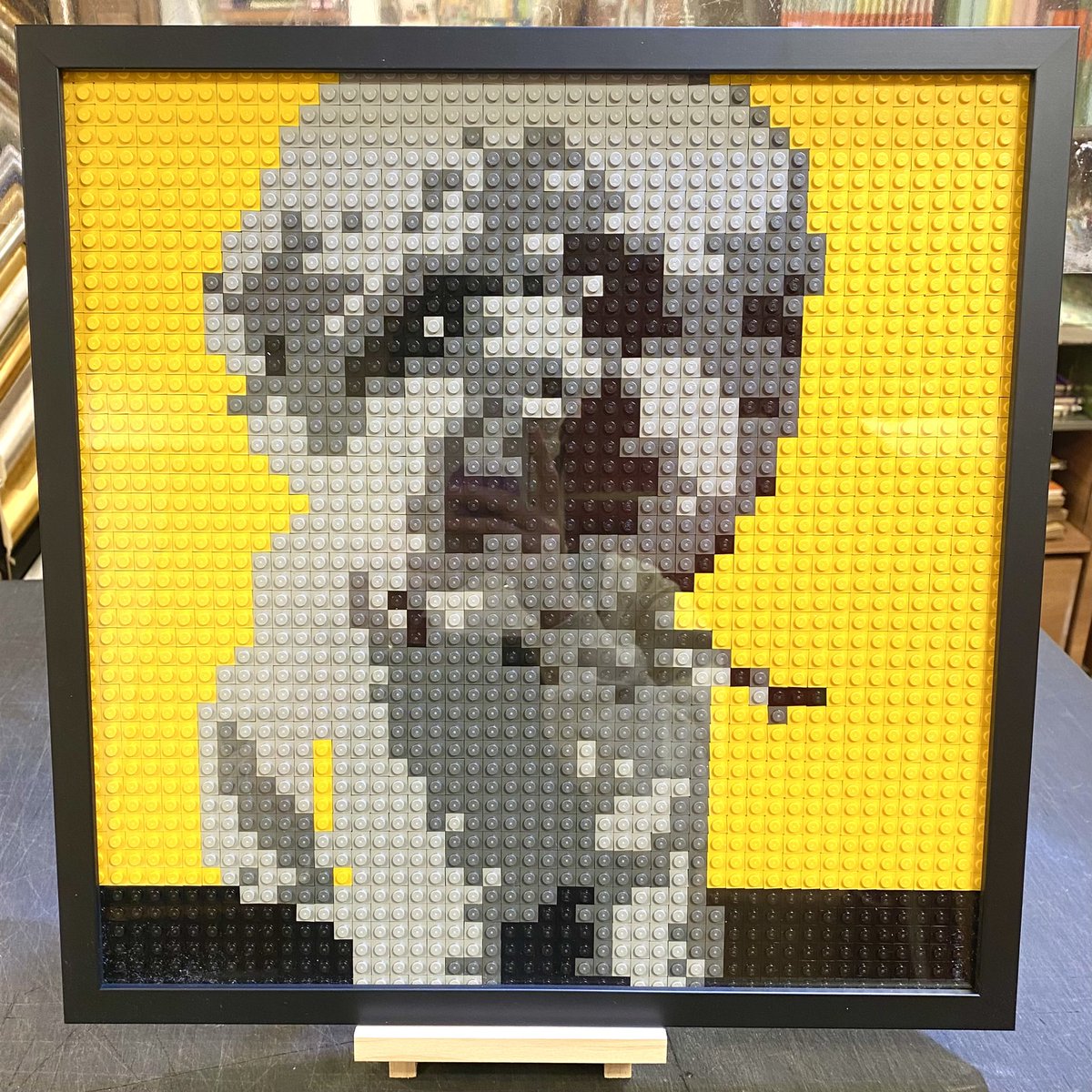 Tools_yokohama's tweet image. 【FRAME STYLE 】
先日、珍しい作品の額装を承りました。薄いブロックで作られたドット絵の作品です。
トゥールズ横浜ジョイナス店では紙やキャンバス以外の額装も承ります。

これ額に入れられるかな…？と思うものもお見積りいたします。
ぜひ額装したいものをご持参ください！
#FRAMESTYLE   #横浜