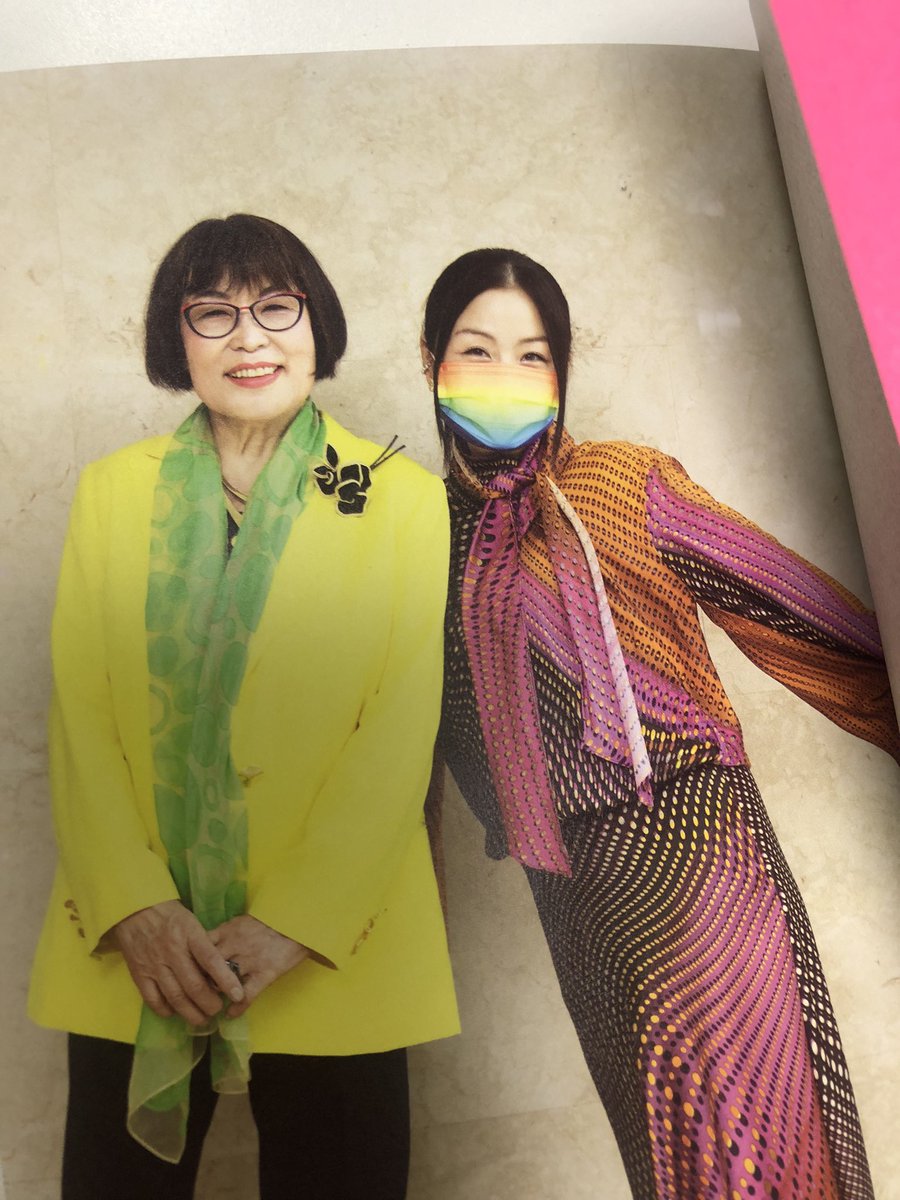 アルテイシアさんの本日発売の新刊、もう読んじゃった。まず、表紙をめくってすぐの、お二人のカラフルな写真が素敵!みんながこんなふうに幸せに笑えるようになったらいいなと思いながら読んでいくと… https://t.co/bff0u5OKJz
