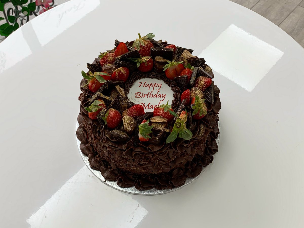 ZAHRACAKES's tweet photo. Chocolate fresh cream cake topped with chocolates and strawberries 🍓
.
.
#cococream #chocolatecake #birthdaycake #cakecakecake #freshcreamcake #creamcake #thebest #bestcake #foryou https://t.co/npgtzvRXpu