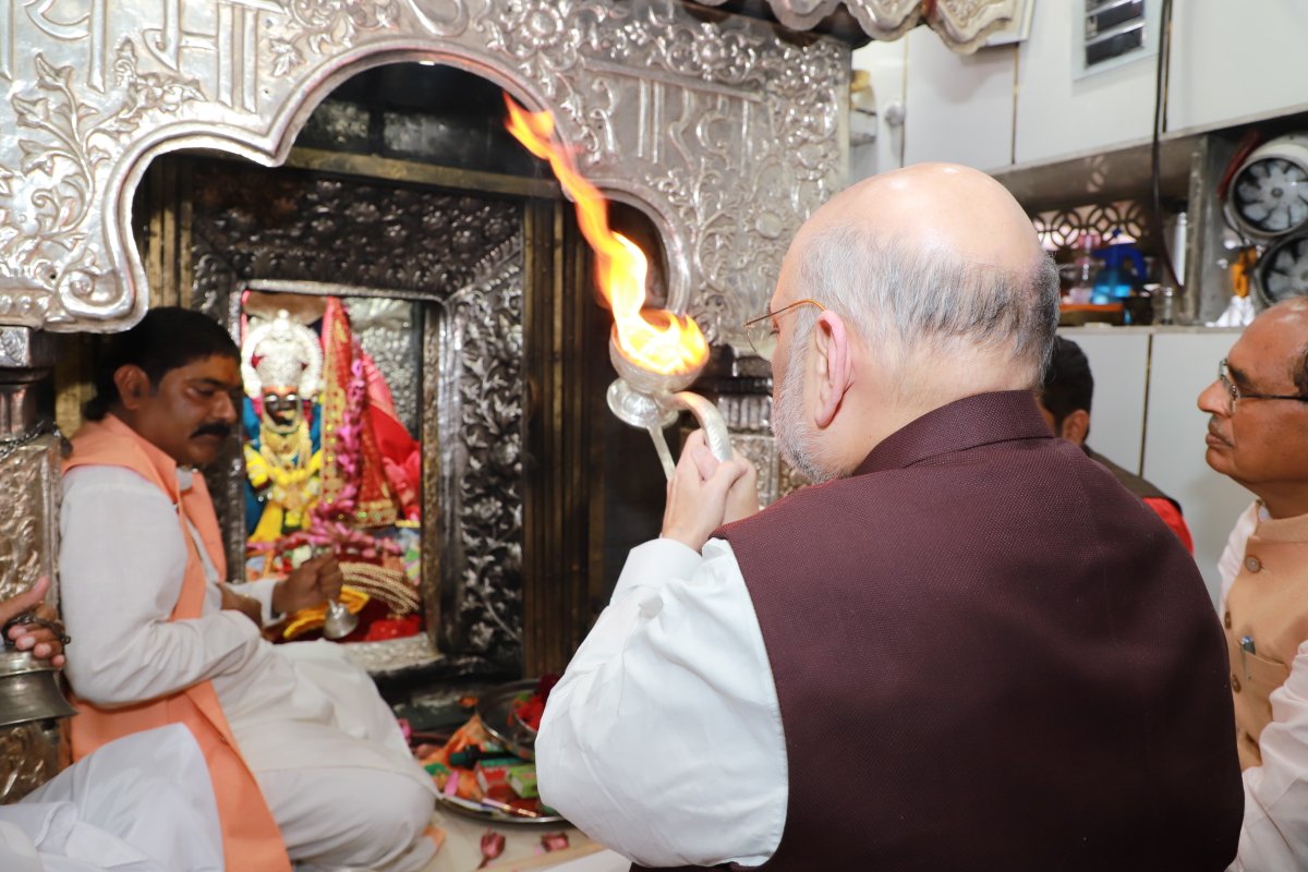 AmitShah's tweet photo. 51 शक्ति पीठों में से एक मैहर (मध्यप्रदेश) के त्रिकूट पर्वत पर स्थित माँ शारदा शक्तिपीठ में दर्शन व पूजा-अर्चना की।

माँ शारदा की अनंत शक्ति और उनके परम भक्त महोबा के वीर योद्धा आल्हा-ऊदल की भक्ति से सराबोर इस दिव्य धाम में आकर एक अद्भुत अनुभूति हुई।

माँ सभी पर अपनी कृप�� बनाए। https://t.co/l8YK7tsvOZ