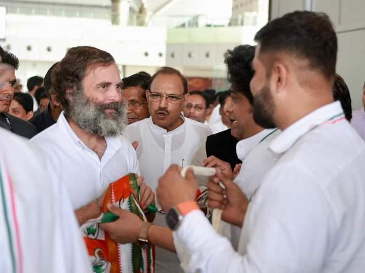 HimachalPMC's tweet photo. CPP चेयरपर्सन श्रीमती सोनिया गांधी जी और @RahulGandhi जी कांग्रेस के 85वें महाधिवेशन में शामिल होने रायपुर पहुंचे। https://t.co/SluGmUYV3Y