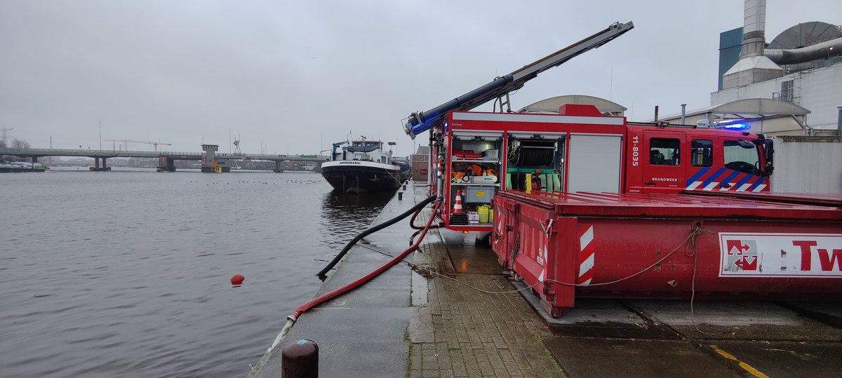 We zijn eerder vanmorgen opgeroepen voor een Brand in de installatie van de fabriek Tate&amp;Lyle. Hier hebben we de waterwinning verzorgd, waarbij we water uit de Zaan gepompt hebben.