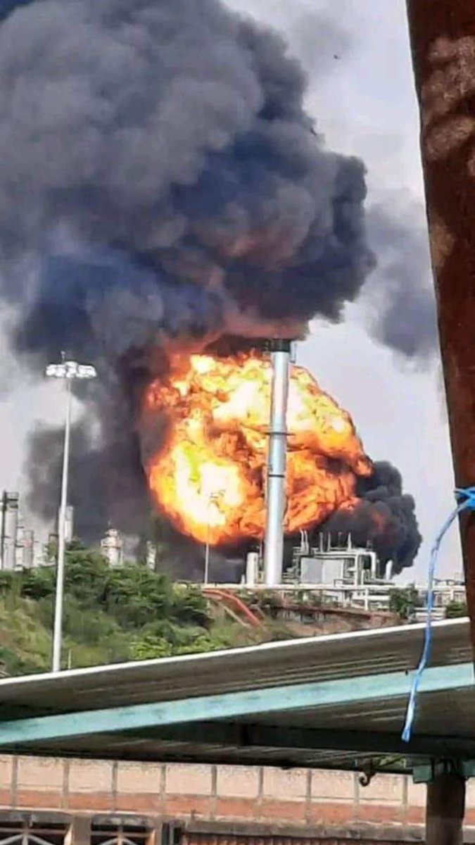 aprajitanefes's tweet image. Mexico | In Ixhuatlán del Sureste, in the state of Veracruz, a fire has been reported at the Pemex storage facility.

youtu.be/d0lKfIN5Yi4

#Petróleos #Mexicanos #Pemex
